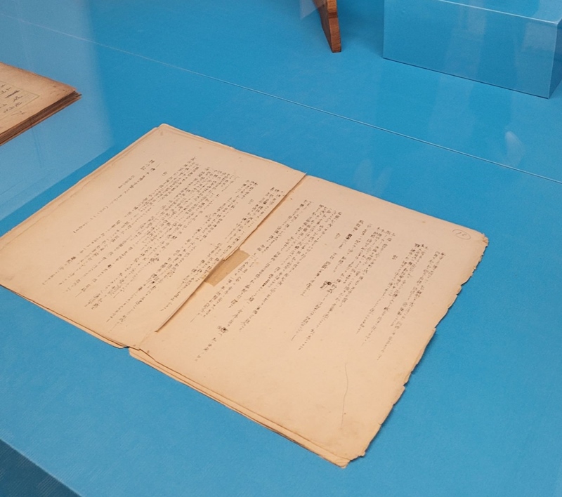 이상의 일본어 친필 원고가 전시되어 있다. 일본어를 잘 읽을 수 있는 건 아니지만, 세월을 이겨내고 여전히 생생한 그의 글씨를 보며 울림을 느낄 수 있었다.