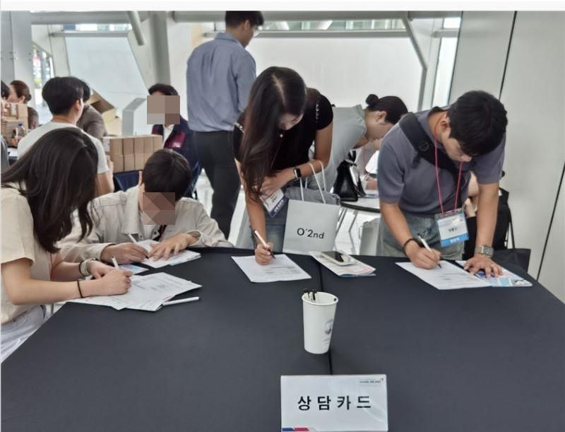 각각 희망 지원사에 상담을 위해 상담카드를 작성하고 있다.