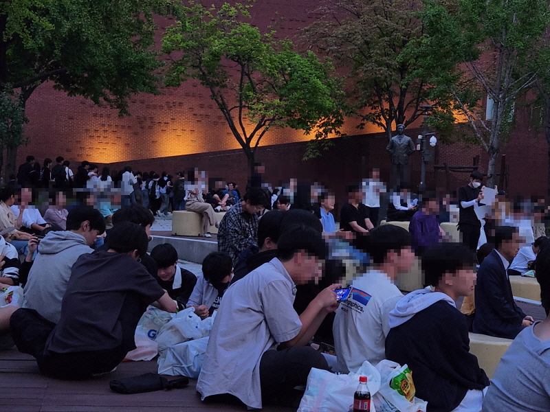 공연 내내 자리를 뜨지 않은 채 청춘마이크 공연을 즐기는 사람들이 많았다.