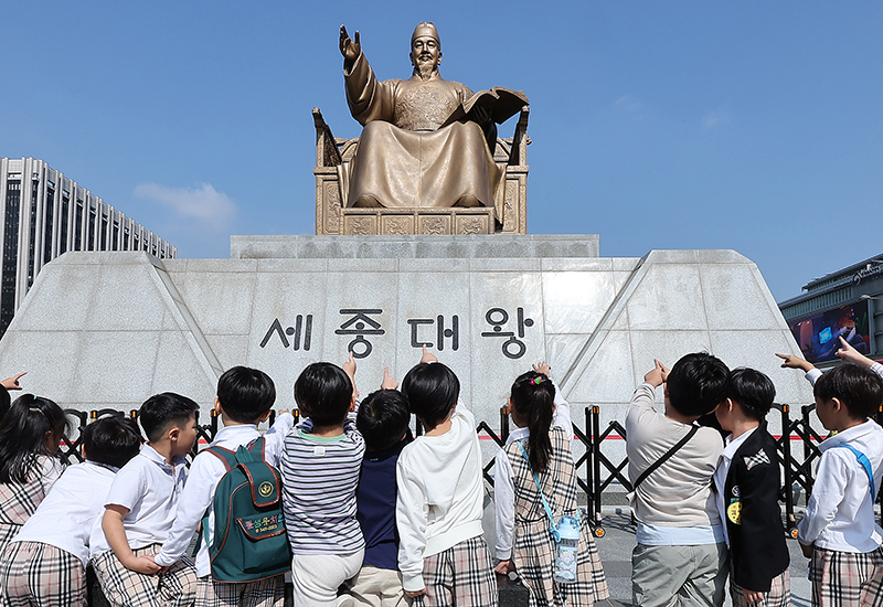 제578돌 한글날을 하루 앞둔 8일 오후 서울 광화문 광장 에서 어린이들이 세종대왕 동상을 바라보고 있다. (ⓒ뉴스1, 무단 전재-재배포 금지)