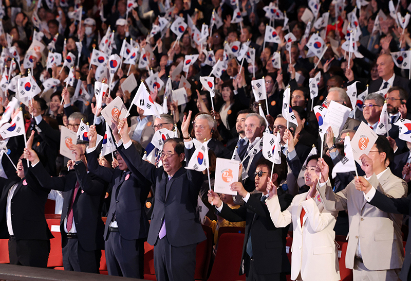 한덕수 국무총리가 9일 오전 서울 종로구 세종문화회관에서 열린 제578돌 한글날 경축식에서 만세삼창을 하고 있다. (ⓒ뉴스1, 무단 전재-재배포 금지)