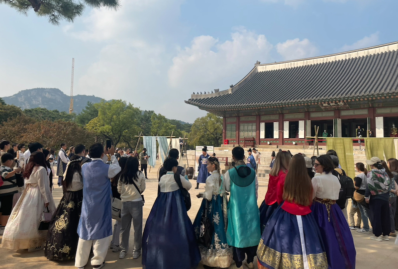 궁궐 앞에서 진행되고 있는 공연의 모습이다.