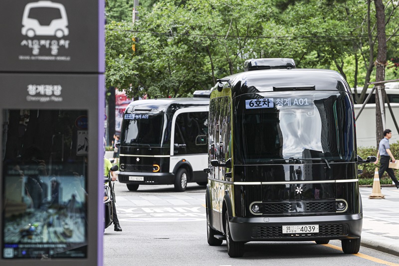 지난 7월 31일 오전 서울 중구 청계광장 일대에서 이종호 과학기술정보통신부 장관과 고학수 개인정보위원장이 탑승한 ‘청계천 자율주행버스’가 운행하고 있다.(ⓒ뉴스1, 무단 전재-재배포 금지)