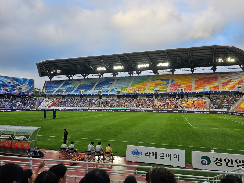 초대권을 이용해 처음 방문했던 프로축구 경기. 난생 처음 본 응원 현장에 두려움(?)과 말로 표현하지 못할 짜릿함을 느꼈다.