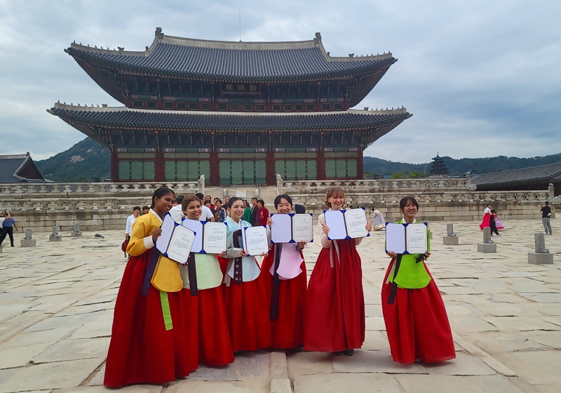 경복궁에서 사진을 찍는 참가자들.