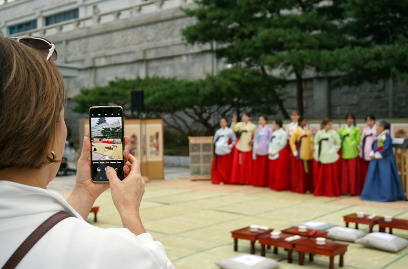 구경하던 외국인이 사진을 찍고 있다.