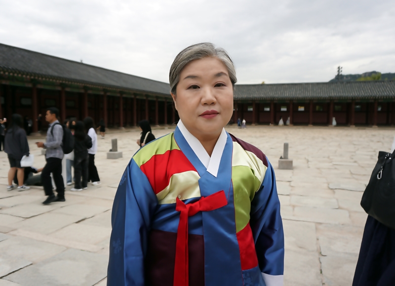 성년례에서 어른 역할을 맡은  조혜영 이사장.