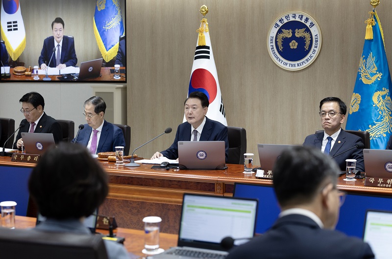 윤석열 대통령이 15일 서울 용산 대통령실 청사에서 열린 국무회의를 주재하고 있다. (대통령실 제공)