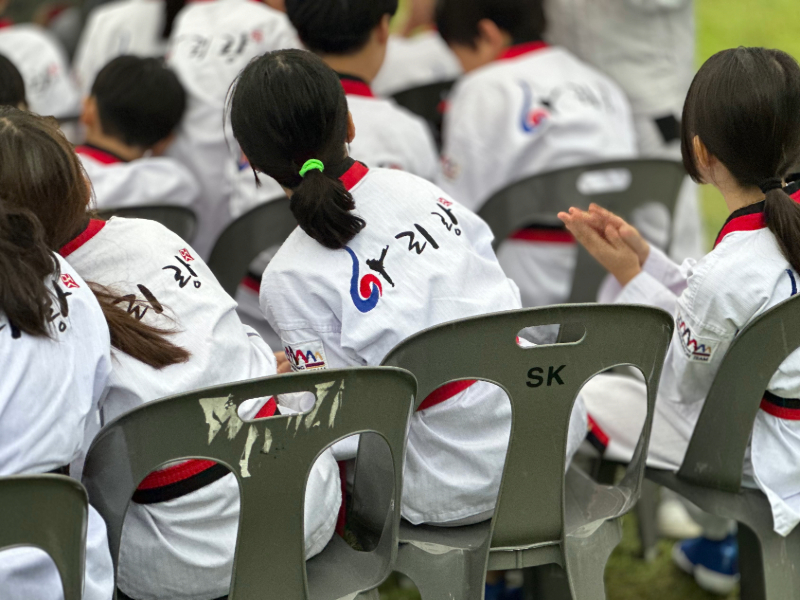 태권도 시범을 준비하는 아이들.