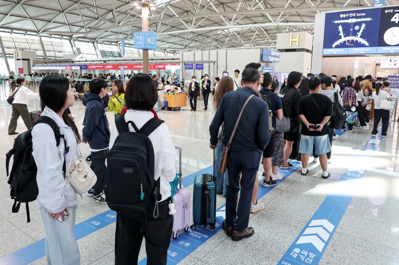 인천국제공항에서 탑승을 기다리는 사람들.(ⓒ뉴스1, 무단 전재-재배포 금지)