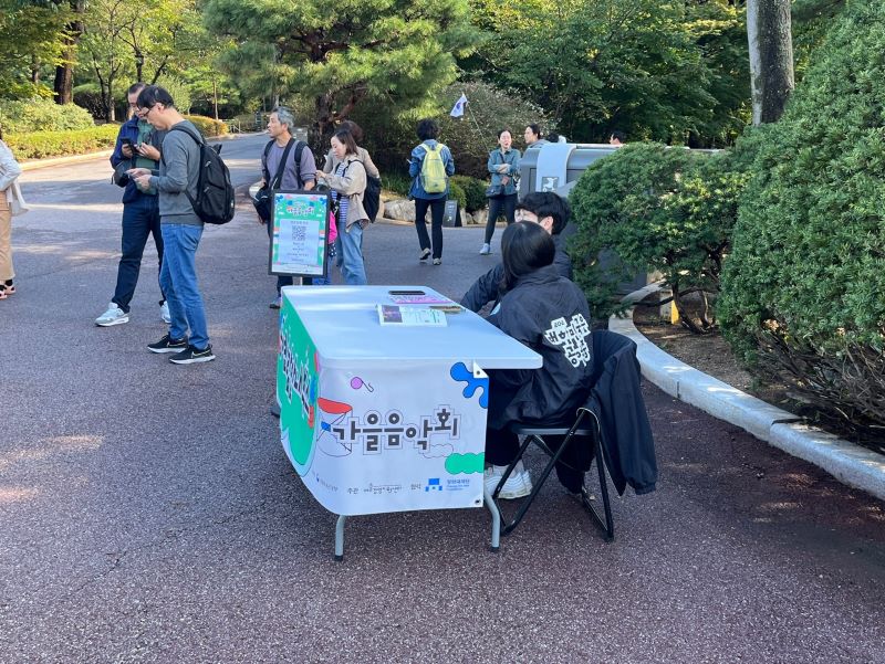 오랜만에 다시 찾은 청와대, 대한민국 공연중 행사를 알리는 홍보물이 곳곳에 배치되어 있었습니다. 정문을 통과하자 사전 예약을 안내하는 홍보테이블에서 직원이 행사를 소개하고 있었습니다.