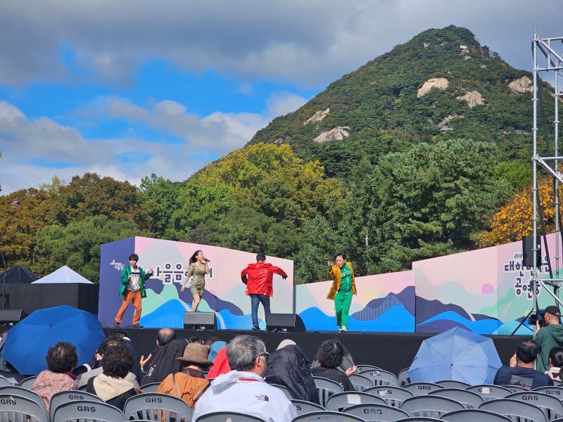 극단 이루마의 '당신이 조아'공연이 진행 중인 모습입니다. 선선한 바람에도 조금은 덥다 느껴질법 했는데, 공연자들은 두꺼운 옷에 땀을 흘리면서도 열정적인 동작으로 관람객의 호응을 유도했습니다.