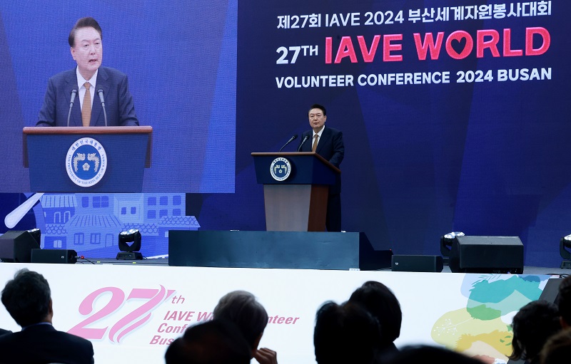 윤석열 대통령이 22일 부산항국제전시컨벤션센터(BPEX)에서 열린 ‘27회 IAVE 2024 부산세계자원봉사대회’ 개회식에서 축사를 하고 있다. (대통령실통신사진기자단) 2024.10.22.(사진=뉴시스)