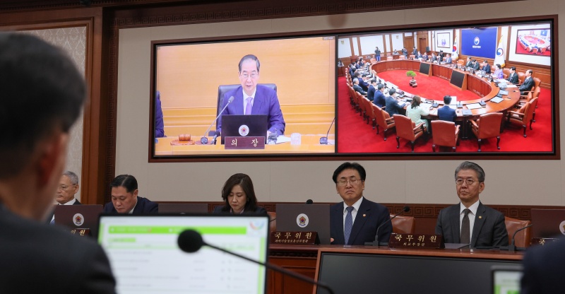 국무위원들이 22일 서울 종로구 정부서울청사에서 세종청사와 화상으로 열린 국무회의에서 한덕수 국무총리의 모두 발언을 듣고 있다.(ⓒ뉴스1, 무단 전재-재배포 금지)