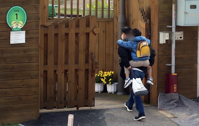 앞으로 공무원이 육아시간을 사용한 날에도 초과근무를 인정하고 육아시간, 지각·조퇴·외출 신청 시 사유 기재를 생략해도 된다.(ⓒ뉴스1, 무단 전재-재배포 금지)