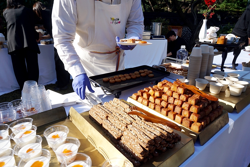 한국식 디저트에 장을 넣어 만들어 맛을 더했다.