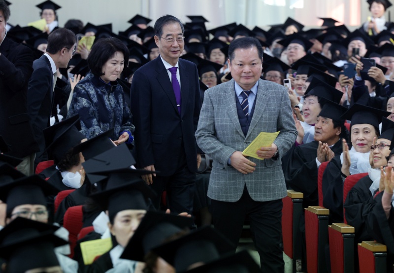 지난 10월 16일 오전 서울 노원구 중계동 학교형태 평생교육시설인 청암중고등학교에서 열린 2023학년도 졸업식에 한덕수 국무총리가 참석하고 있다.(ⓒ뉴스1, 무단 전재-재배포 금지)