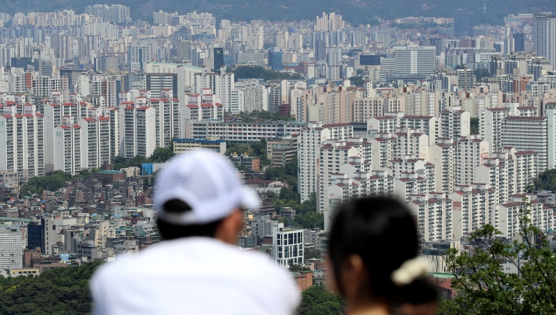 서울 중구 남산 전망대를 찾은 관광객들이 도심 속 아파트 단지를 바라보고 있다.(ⓒ뉴스1, 무단 전재-재배포 금지)