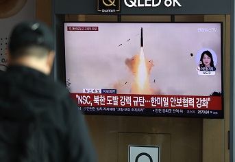 윤 대통령, 북 ICBM 발사에 “도발 강력 대응…빈틈없이 대비” 지시