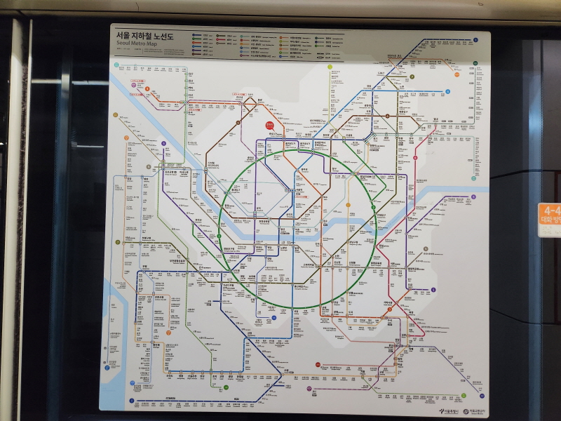 지하철역 안전문 승차장에 부착된 새로이 바뀐 지하철 노선도는 시각적으로 인식하기 쉽다.