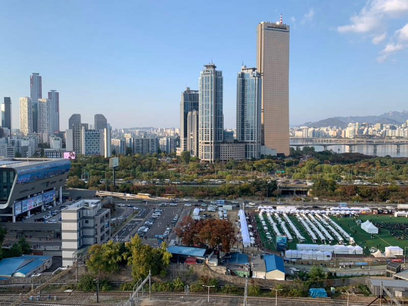 노량진수산시장은 지하철 1·9호선 노량진역과 가깝고 한강변에 위치해 있다.