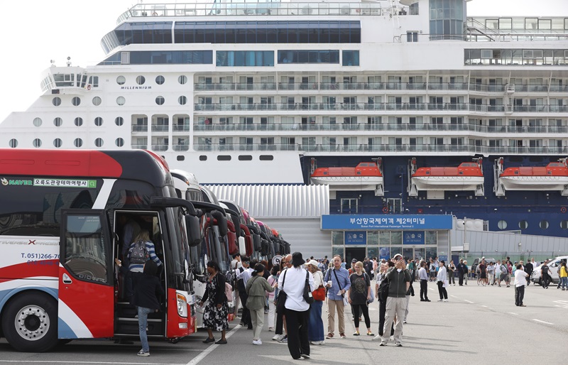 지난 5월 22일 오전 부산 동구 부산항국제여객터미널 크루즈부두에 입항한 셀러브리티 밀레니엄호(9만톤)에서 외국인 관광객들이 부산시내 관광을 하기 위해 하선해 버스에 탑승하고 있다.(ⓒ뉴스1, 무단 전재-재배포 금지)