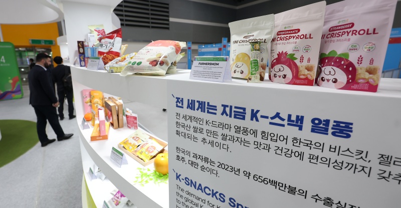 지난 4월 서울 서초구 양재동 aT센터에서 열린 2024 상반기 K-Food+ 바이어초청 수출상담회 ‘BKF(Buy Korean Food) 2024’를 찾은 관람객들이 전시장을 둘러보고 있다.(ⓒ뉴스1, 무단 전재-재배포 금지)