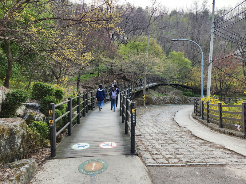 안산자락길은 총 7km 구간의 걷기 좋은 순환형 무장애숲길로, 남녀노소 누구든 쉽게 숲길을 걸을 수 있다.