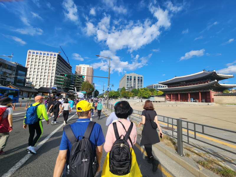 '서울 걷자 페스티벌'에 참가해서 DDP에서 광화문광장에 이르는 총 6km 구간을 걸었다.