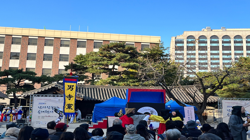 덧뵈기는 마당씻이,옴탈잡이.샌님잡이,먹중잡이의 네 마당으로 구성되어 있다.