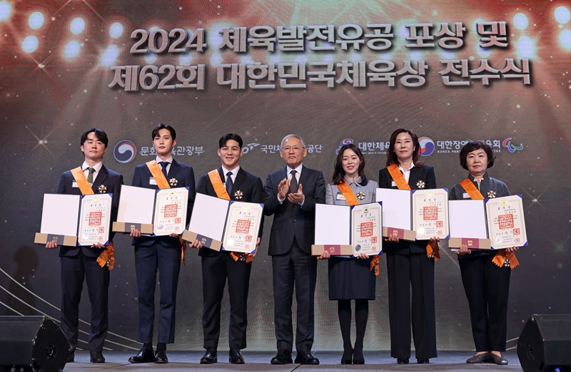 유인촌 문화체육관광부 장관이 12일 서울 중구 더플라자에서 열린 ‘2024 체육발전유공 포상 및 제62회 대한민국체육상 전수식’에서 체육훈장 청룡장을 전수한 뒤 수훈자와 기념촬영을 하고 있다.(사진=문체부 제공)