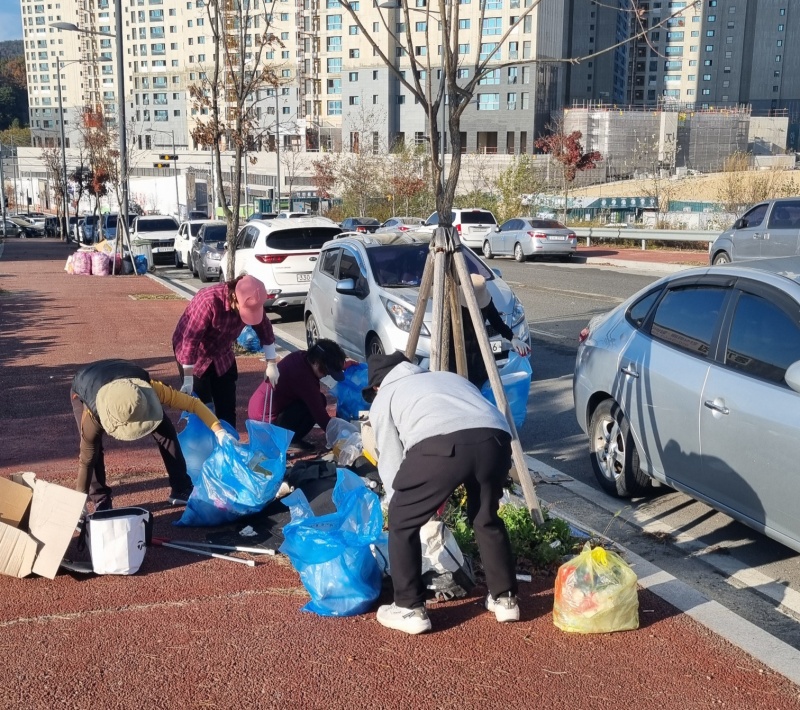 이른 아침부터 서충주지역 환경 정비에 힘쓰는 직능단체 회원들의 모습.