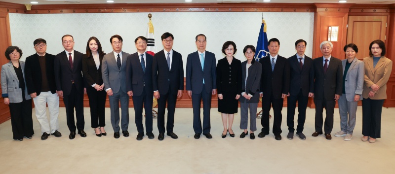 한덕수 국무총리가 14일 서울 종로구 정부서울청사에서 열린 지속가능발전위 위원 위촉식애서 위원들과 기념촬영을 하고 있다.(ⓒ뉴스1, 무단 전재-재배포 금지)