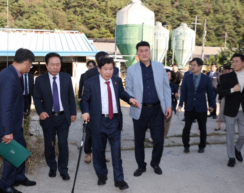 유철환 국민권익위원장이 10월 17일 경북 안동시 한센인 집성촌인 계명마을을 찾아 한센마을 환경 정비 등 관련 조정·권고 이행상황을 점검하고 있다.(ⓒ뉴스1, 무단 전재-재배포 금지)