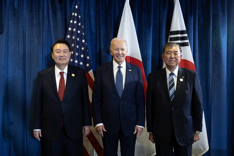 아시아태평양경제협력체(APEC) 정상회의 참석차 페루를 방문 중인 윤석열 대통령이 15일(현지시간) 페루 리마 컨벤션센터에서 조 바이든 미국 대통령, 이시바 시게루 일본 총리와 한미일 정상회의에서 기념촬영하고 있다.(공동취재)2024.11.16.(사진=뉴시스)