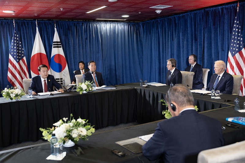 아시아태평양경제협력체(APEC) 정상회의 참석차 페루를 방문 중인 윤석열 대통령이 15일(현지시간) 페루 리마 컨벤션센터에서 열린 조 바이든 미국 대통령, 이시바 시게루 일본 총리와의 한미일 정상회의에서 발언하고 있다.(공동취재)2024.11.16.(사진=뉴시스)