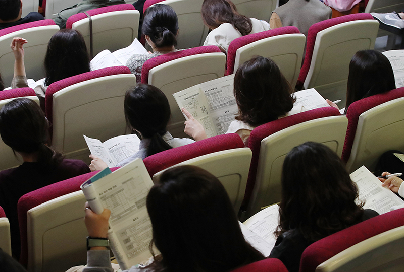 서울 송파구 강동송파교육지원청에서 열린 찾아가는 학부모 고입진로설명회를 찾은 학부모들이 자료를 살펴보며 강사의 강의를 경청하고 있다. (ⓒ뉴스1, 무단 전재-재배포 금지)