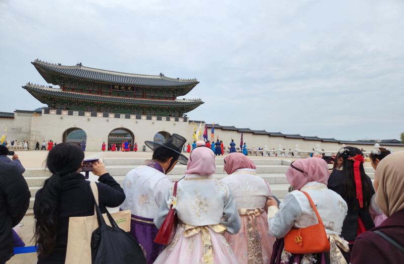 경복궁 앞 수문장 교대식을 구경하는 외국인들이 한복을 착용하고 있다.