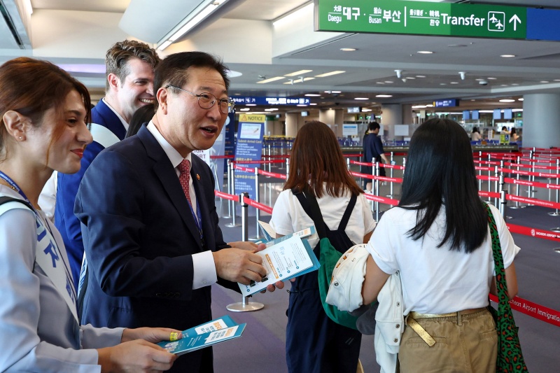 박성재 법무부 장관이 9월 4일 인천국제공항 1터미널 입국장에서 입국하는 외국인들을 대상으로 등록 외국인이 활용 가능한 자동출입국 심사 서비스 정책을 홍보하고 있다. 결혼이민자(F-6) 및 동반가족, 재외동포, 영주자격(F-5) 소지자 등은 국민 입국심사대를 통해 입국이 가능하다.(ⓒ뉴스1, 무단 전재-재배포 금지)