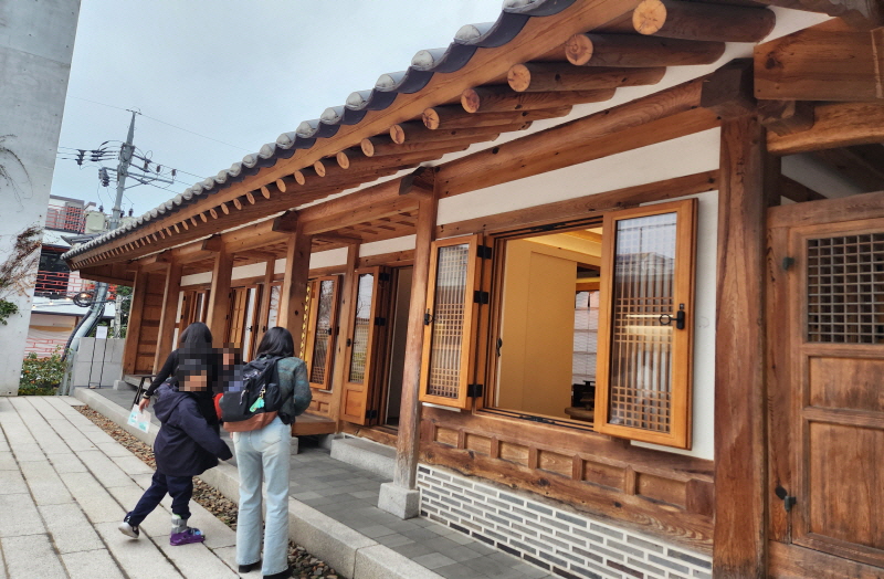 아름지기 2층 전시공간에 한옥이 있어서 전통과 현대를 아우르는 한국 주거 문화의 새로운 가능성을 보여주고 있다.