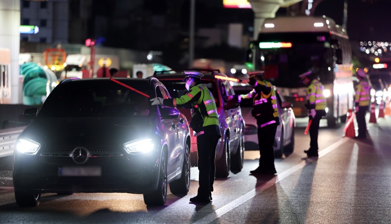 지난 4월 18일 경기도 성남시 분당구 서울톨게이트에서 경찰 관계자들이 고속도로 음주운전 및 체납 차량 단속을 실시하고 있다.(ⓒ뉴스1, 무단 전재-재배포 금지)