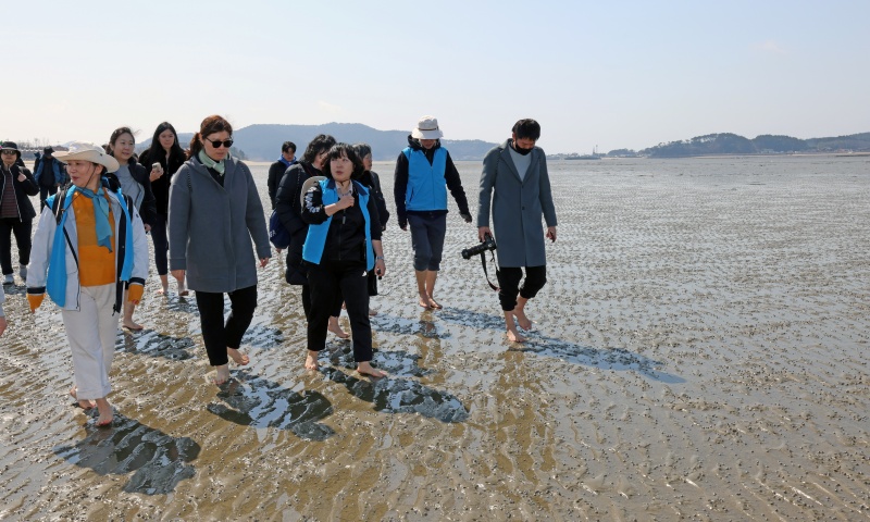 장미란 문화체육관광부 제2차관이 3월 15일 ‘3월엔 여기로: 여행가는 달, 기차로 떠나는 로컬여행’ 프로그램을 이용해 충남 태안을 찾아 신두리 해수욕장에서 기자단과 함께 맨발 걷기(어씽)을 체험하고 있다.(ⓒ뉴스1, 무단 전재-재배포 금지)