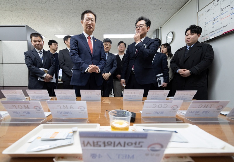 박성재 법무부 장관이 3월 20일 오후 인천 인추홀구 인천보호관찰소를 찾아 마약검사에 대한 설명을 듣고 있다.(ⓒ뉴스1, 무단 전재-재배포 금지)