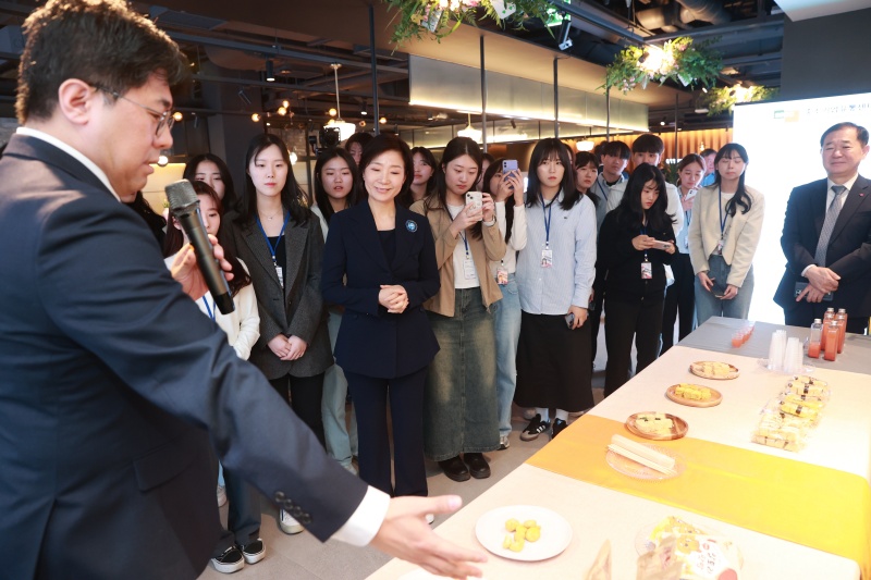 오영주 중소벤처기업부 장관이 19일 서울 양천구 행복한백화점에서 열린 ‘동행축제 서포터즈 발대식’을 마친 후 서포터즈와 5월 동행축제 참여제품을 살펴보고 있다.(ⓒ뉴스1, 무단 전재-재배포 금지)