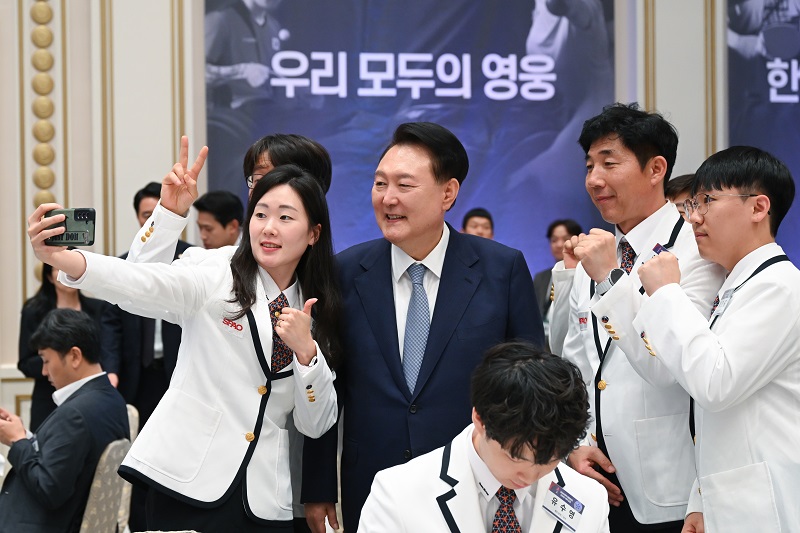 윤석열 대통령이 지난 9월 13일 청와대 영빈관에서 열린 ‘2024 파리 패럴림픽 선수단 격려 오찬’에서 선수단과 기념촬영을 하고 있다.(사진=대통령실 제공)