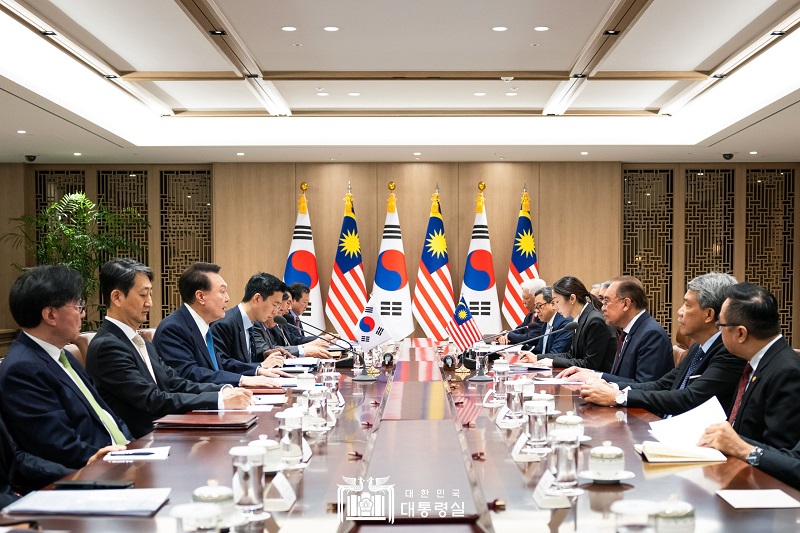 윤석열 대통령은 25일 한국을 공식 방문 중인 안와르 이브라힘 말레이시아 총리와 정상회담을 갖고, 양국 간 협력 증진 방안과 지역 및 국제 정세에 대해 심도 있게 의견을 교환했다.(사진=대통령실 홈페이지)