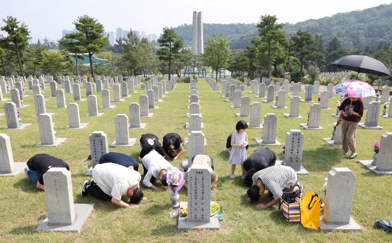 서울 동작구 국립서울현충원을 찾은 참배객들이 이른 성묘를 하고 있다.(ⓒ뉴스1, 무단 전재-재배포 금지)