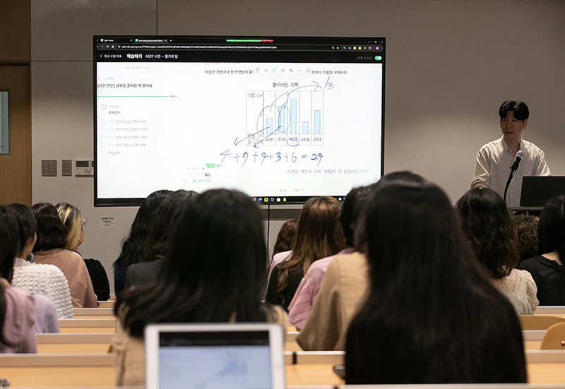 지난 9월 11일 서울 서초구 서울교육대학교에서 열린 ‘학부모와 함께하는 교실혁명 토크콘서트’에 참석한 학부모들이 AI디지털교과서 시연을 살펴보고 있다. (ⓒ뉴스1, 무단 전재-재배포 금지)