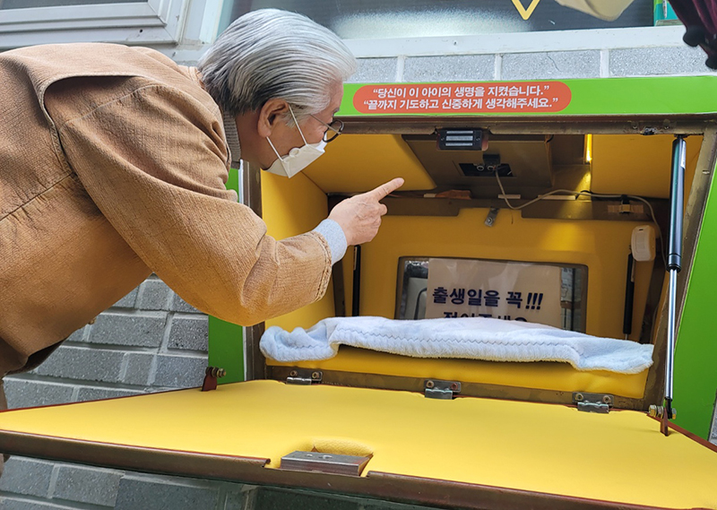 서울 관악구 신림동 주사랑공동체 교회의 이종락 목사가 운영 중인 베이비박스를 설명하고 있다. (ⓒ뉴스1, 무단 전재-재배포 금지)