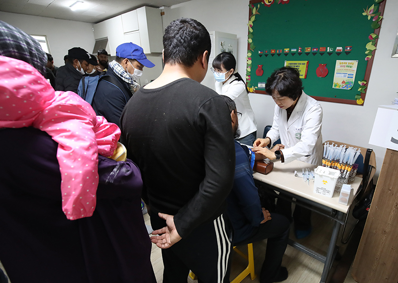 외국인 근로자 무료 건강검진에서 외국인 근로자들이 줄지어 혈액검사를 기다리고 있다. (ⓒ뉴스1, 무단 전재-재배포 금지)